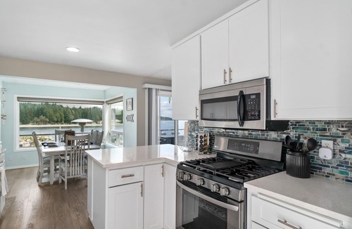 Longbranch House | WATERFRONT 3BR/2BA MT RAINIER VIEWS, PRIVATE BEACH