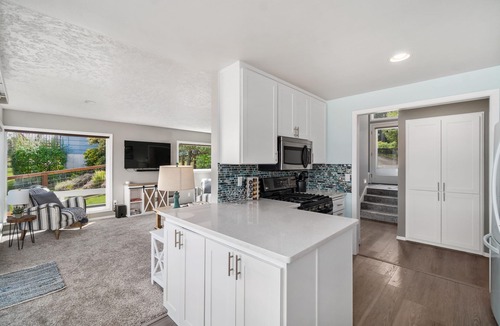 Longbranch House | WATERFRONT 3BR/2BA MT RAINIER VIEWS, PRIVATE BEACH