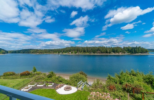 Longbranch House | WATERFRONT 3BR/2BA MT RAINIER VIEWS, PRIVATE BEACH