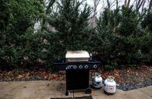 Fredericksburg Ski Chalet | Waterfront 3br Home with Hot Tub