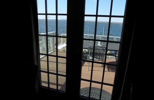 Broad Channel House | Waterfront 3BR Near NYC | Manhattan Skyline Views | Near Subway & JFK