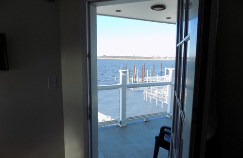 Broad Channel House | Waterfront 3BR Near NYC | Manhattan Skyline Views | Near Subway & JFK