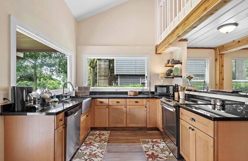 Baytown House | Waterfront 3BR Oasis | Mont Belvieu Lounge
