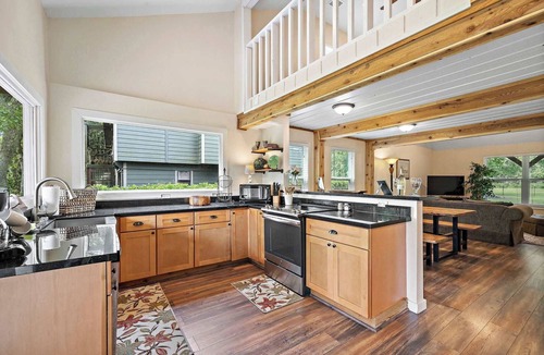 Baytown House | Waterfront 3BR Oasis | Mont Belvieu Lounge