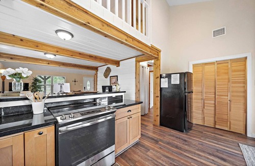 Baytown House | Waterfront 3BR Oasis | Mont Belvieu Lounge