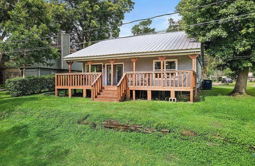 Baytown House | Waterfront 3BR Oasis | Mont Belvieu Lounge