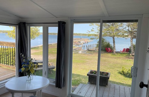 Colpoys Bay Cottage | Waterfront 4 Bed Rooms on Pike Bay
