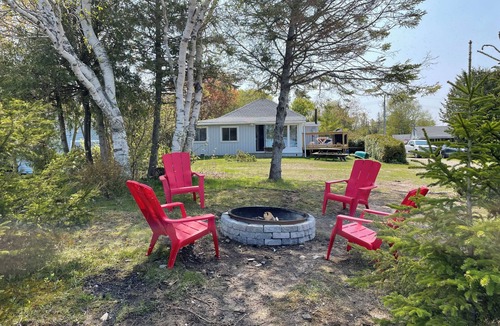 Colpoys Bay Cottage | Waterfront 4 Bed Rooms on Pike Bay