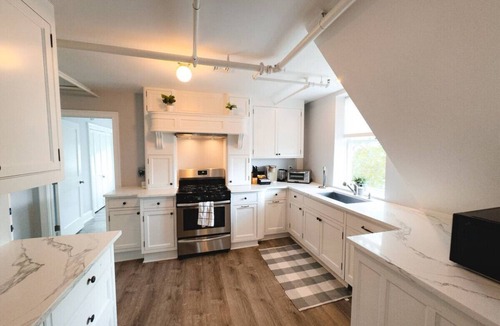 Hyannis Villa | Waterfront 5-Bed 2-Bath Retreat