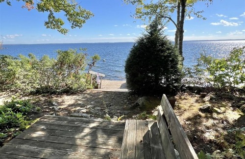 North Sebago House | WATERFRONT 5 BEDROOMS AND 2 BATHROOMS