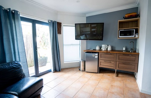 Burraneer House | WATERFRONT 7x BEDROOM APARTMENT W/HOT TUB