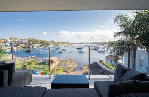 Burraneer House | WATERFRONT 7x BEDROOM APARTMENT W/HOT TUB