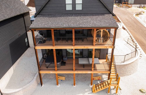 Hollister House | Waterfront 8 bdrm home w/lake views, golf simulator, hot tub, & outdoor sauna!
