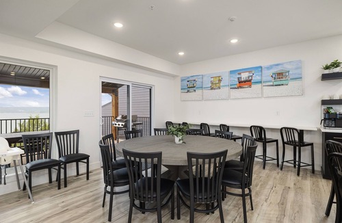 Hollister House | Waterfront 8 bdrm home w/lake views, golf simulator, hot tub, & outdoor sauna!
