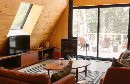 Saint-Calixte Ski Chalet | Waterfront, A-Frame, communion with nature,