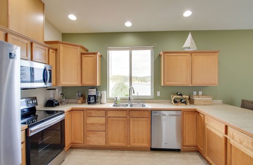 Allyn House | Waterfront Allyn Home with Fire Pit + 2 Kayaks!