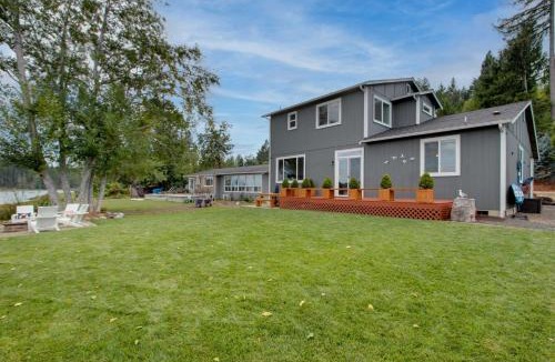 Victor House | Waterfront Allyn Home with Fire Pit and 2 Kayaks!
