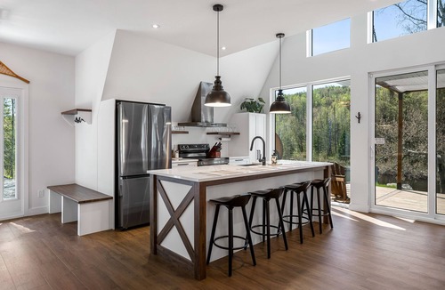 Sainte-Beatrix Ski Chalet | Waterfront ALUNA A-Frame | Spa | Sauna |