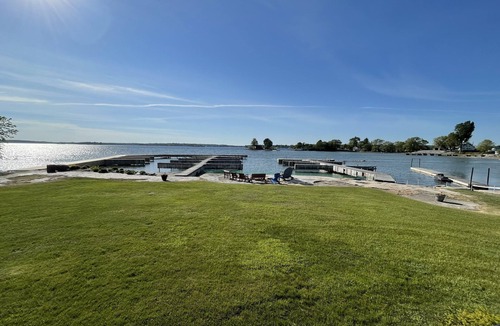 Fishers Landing House | Waterfront - Amazing River View - Newly Renovated