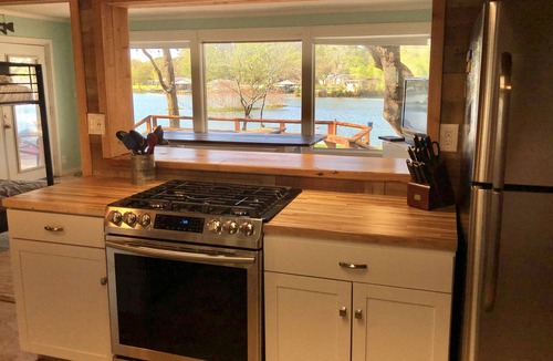 Kingsland House | Waterfront and PERFECT for a fun, relaxing getaway