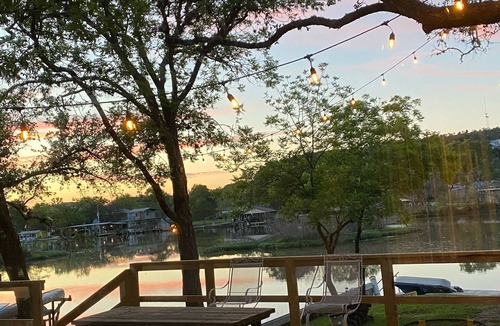 Kingsland House | Waterfront and PERFECT for a fun, relaxing getaway