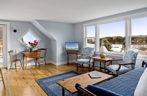 Tenants Harbor Bed & Breakfast | Waterfront Apartment w/Private Deck