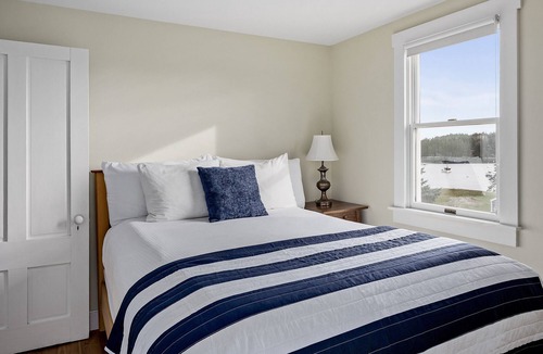 Tenants Harbor Bed & Breakfast | Waterfront Apartment w/Private Deck