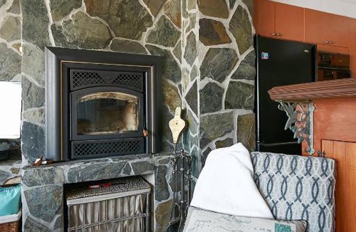 Pincourt House | Waterfront Apartment 15 Min From Montreal Airport