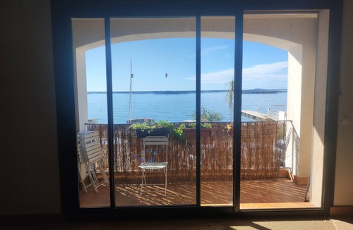 Bouzigues Apartment | Waterfront apartment