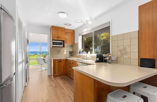 Clifton Springs House | WATERFRONT - BAY VIEWS - Edgewater Springs