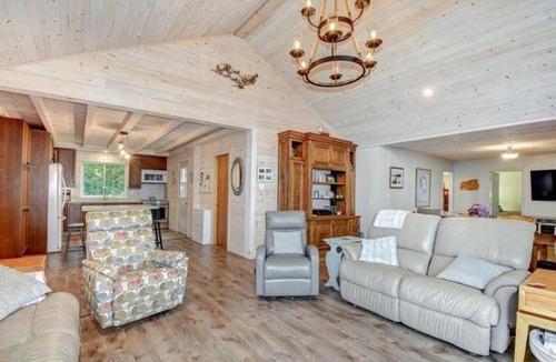 Bobcaygeon Cottage | Waterfront Beach House on Sturgeon Lake