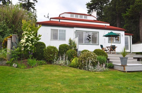 Lummi Island Cottage | Waterfront Beach House close to everything!