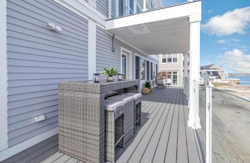 Devon House | Waterfront Beach Retreat