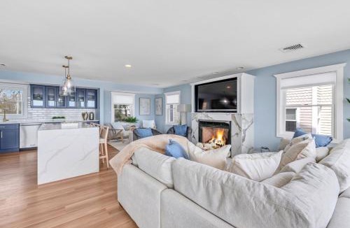 Devon House | Waterfront Beach Retreat