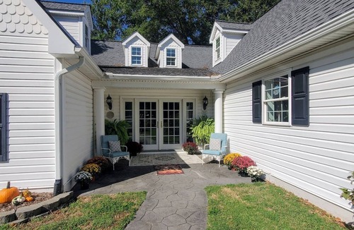 Mount Holly House | Waterfront Beauty on the Bay