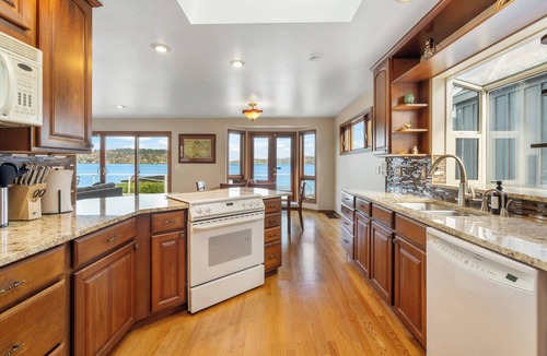 Bryn Mawr-Skyway House | Waterfront Blue Haven w/Dock, Garden & Lake Views