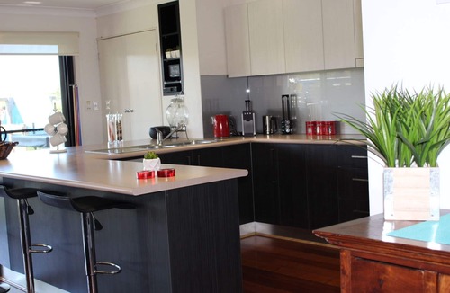 Broadbeach Waters House | ^ Waterfront Broadbeach Abode ^ Child and Pet friendly