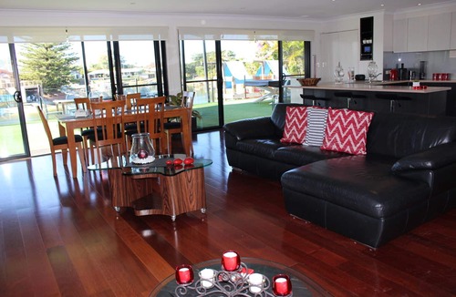 Broadbeach Waters House | ^ Waterfront Broadbeach Abode ^ Child and Pet friendly