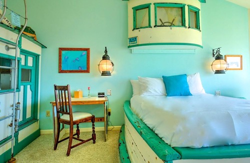 Moss Landing House | Waterfront Building - 6 guest rooms