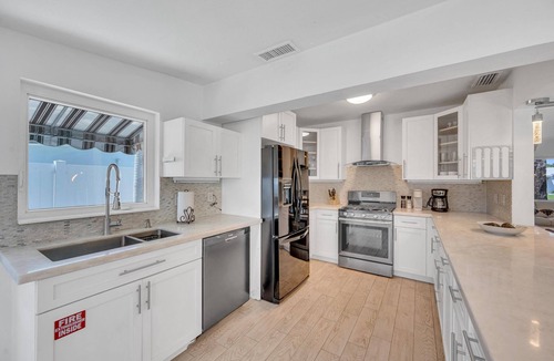 South New River Isles House | Waterfront Bungalow/Heated Pool/Pineapple Key