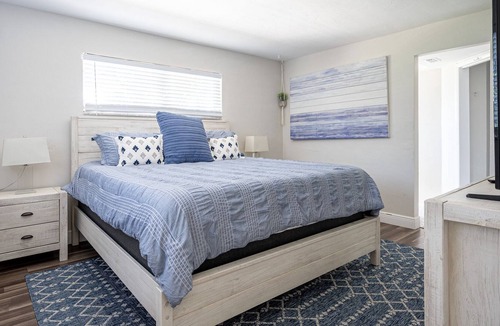 Redevelopment Area House | 🌊Waterfront Bungalow - 1.5 Miles to Downtown!- Last minute discounts!