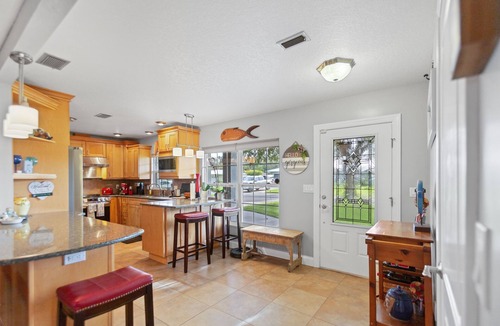 Homosassa House | Waterfront Bungalow with private mooring, slip, kayaks, deep water canal