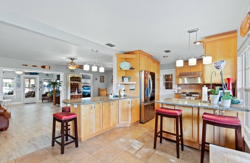 Homosassa House | Waterfront Bungalow with private mooring, slip, kayaks, deep water canal