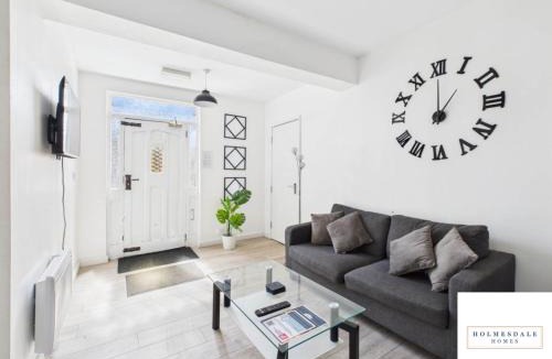 Weston Apartment | Waterfront by Holmesdale Homes