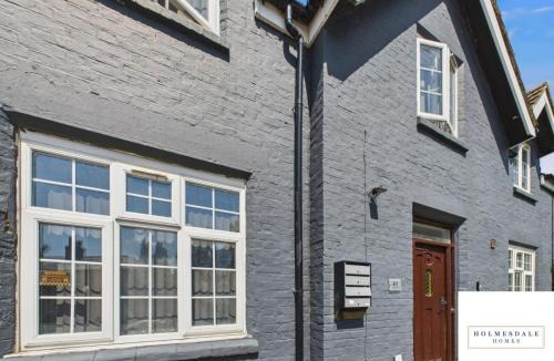 Weston Apartment | Waterfront by Holmesdale Homes