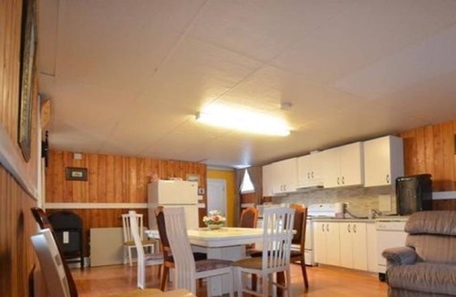 Notre-Dame-du-Laus Cottage | Waterfront Cottage 5 BD/2 BTH — 1 HR Downtown Ottawa