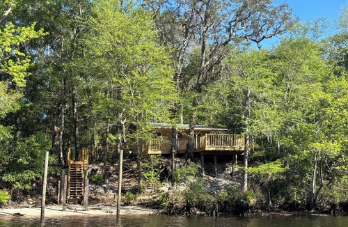 Boulogne Hotel | Waterfront Cabin in Hilliard, FL