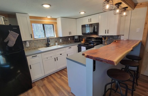 Broaddus Cabin | WATERFRONT Cabin on a Secluded Cove - Fish directly from property!