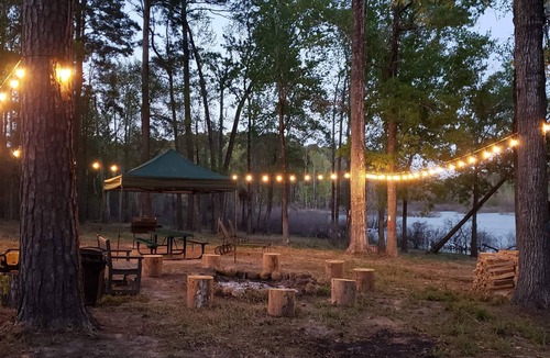 Broaddus Cabin | WATERFRONT Cabin on a Secluded Cove - Fish directly from property!