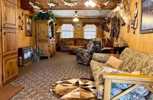 Yantis Cabin | Waterfront Cabin on Lake Fork with boathouse and boat ramp available for use